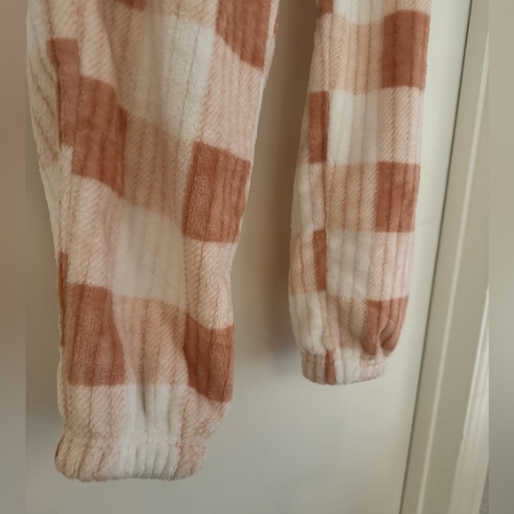 Woman’s pajama/ lounge outfit - Picture 7 of 10